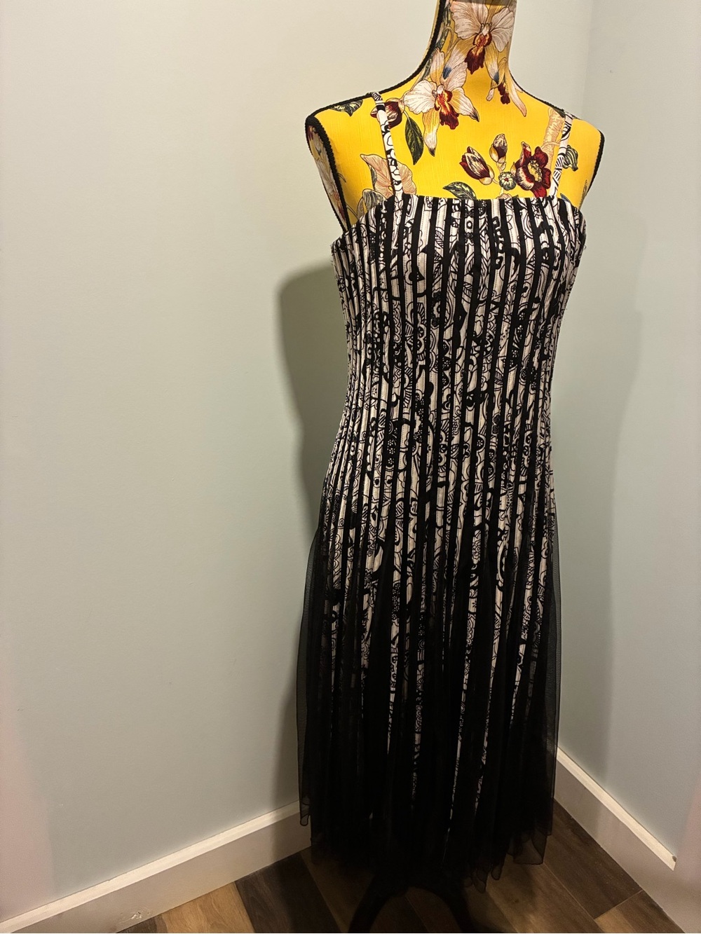Cartise Black and White Pleated Tulle Midi Dress - Women Sz 4-6